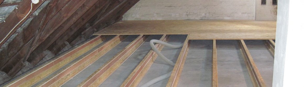 Nivellement de plancher sur solives avec panneaux OSB en cours de pose