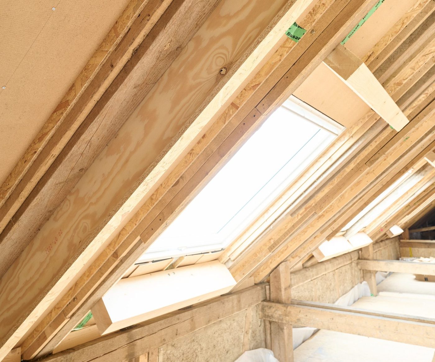 Isolation de rampants de toiture avec Poutre en T et fenêtre Velux
